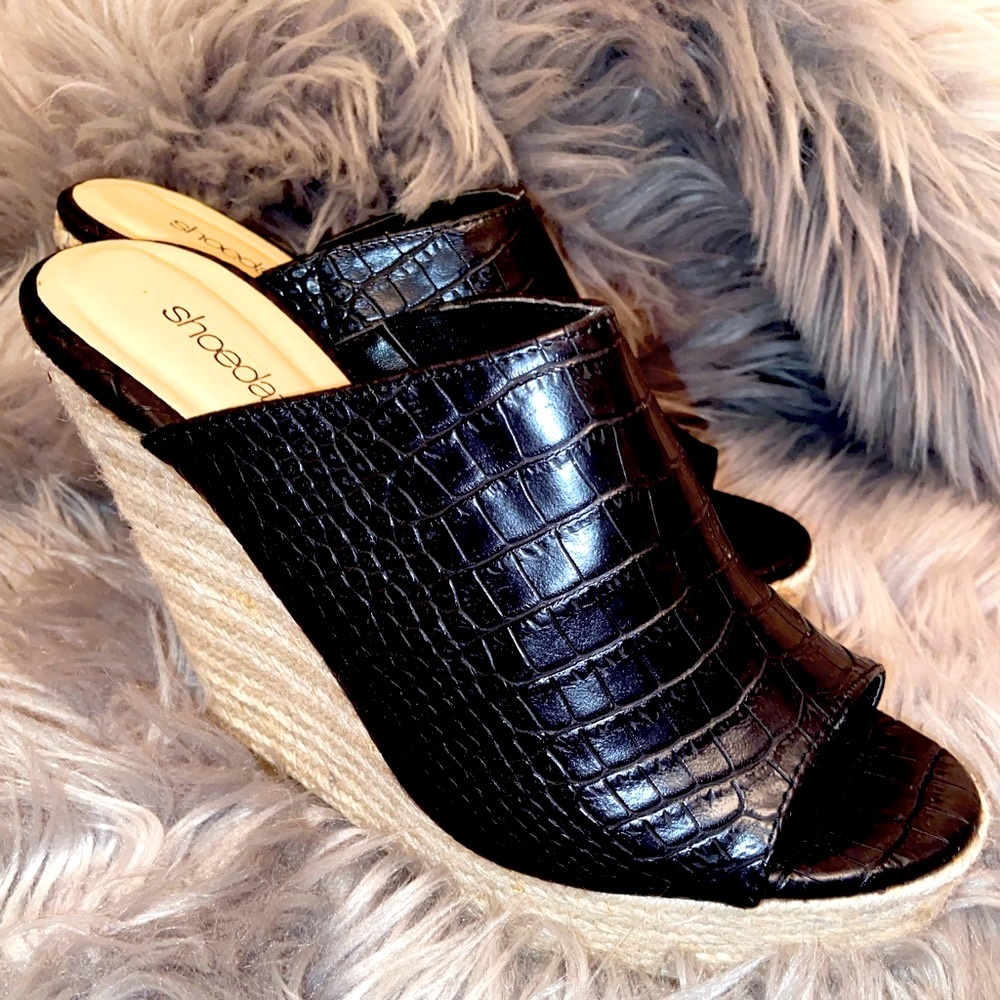 NWOT SHOE-DAZZLE WEDGES